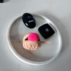 Make-up blender sponge holder